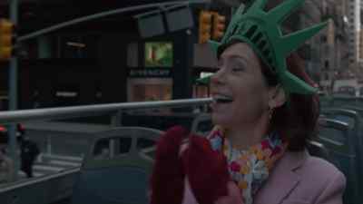 (sirens wailing)
(horns honking) - Elsbeth