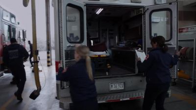 [sirens wailing] - Chicago Fire