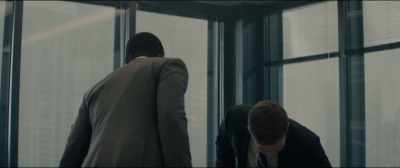 Sit down.
Hey, Mia, I'm thirsty. - Gringo