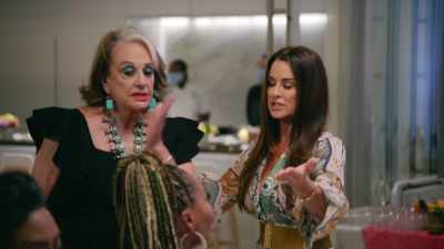 - Sit here?
- When you walked in, - The Real Housewives Ultimate Girls Trip