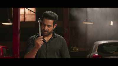 Six goons like you
came in looking for her. - Aravinda Sametha... Veera Raghava