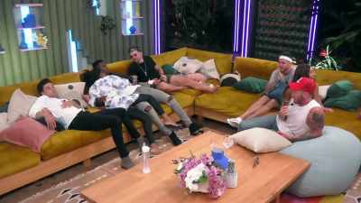>> SLEEP TIGHT, DON'T LET THE
BED BUGS LICK YOUR TOES. - Love Island