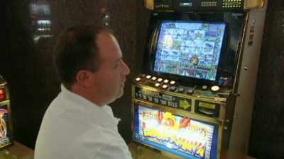 [slot machine sounds] - Louis Theroux: Life on the Edge