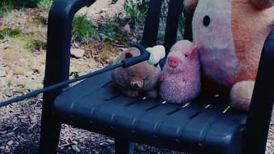 Slow down, you'll make
a mess of yourself. - Teddiscare