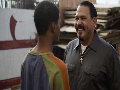 - [SLOW MUSIC PLAYING]
- [OLIVIA] So, he's a little eccentric. - On My Block