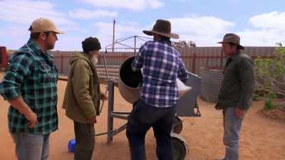 Slowly, slowly. Attaboy.
Put it there. - Outback Opal Hunters