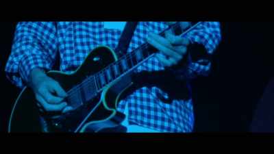 ♪ Slowly walking
Down the hall - Oasis: Knebworth 1996