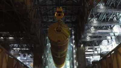 SLS-brændstoftanken
er over 61 meter høj. - Space Titans: Musk, Bezos, Branson