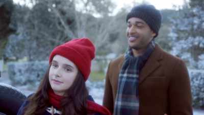 Small town, dear.
Everybody knows everybody. - The Dog Days of Christmas