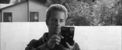 - Smile.
- Not here. - Memento