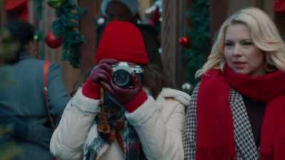 -[snapping]
-[sighing] - Friends & Family Christmas