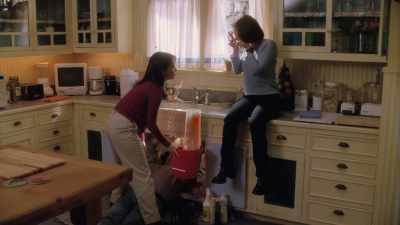 [SNIFFS]
Ah. Eggnog. - Charmed