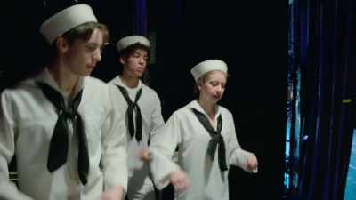So a dance for three people in ballet
is called pas de trois. - On Pointe