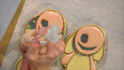 So it actually helps
define the different spaces, - Halloween Cookie Challenge