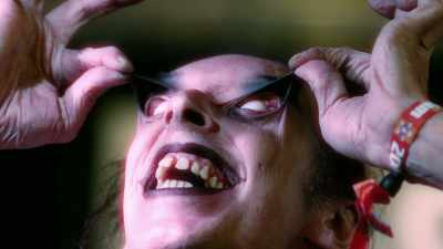 - So we all have stretchy
skin to one degree or another, - The UnBelievable with Dan Aykroyd