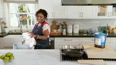 - So as we build the sauce, - Selena + Chef