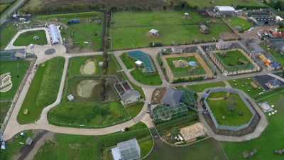 So you could go on this field
and it was just purely green. - Britain's Tiger Kings - On the Trail with Ross Kemp