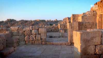 So it could have been
that the evacuation took place - Curse of the Ancients with Alice Roberts