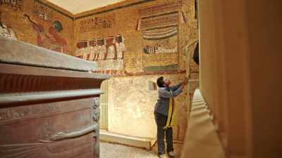 So, Ella, we have special permission
to come in here. - Tutankhamun: Secrets of the Tomb