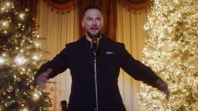 So if everyone could put
their hands back together - Christmas in the Spotlight
