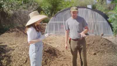 So were gonna get
the pile started - What Am I Eating? With Zooey Deschanel