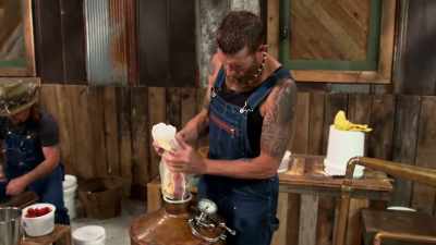 -So you gonna hang a bag
in the still?
-Yeah. - Moonshiners: Master Distiller