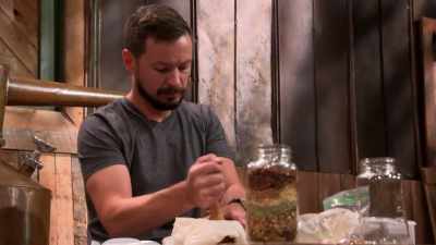 So you got two
professional distillers - Moonshiners: Master Distiller