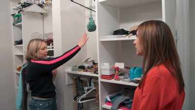 So, we have a mirror here and, like,
beautiful acrylic stackers here. - Get Organized with The Home Edit