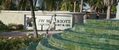 So you have a very
wealthy industry that... - The Last Tourist