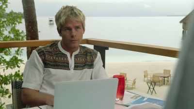 So...help her. - Love in the Maldives