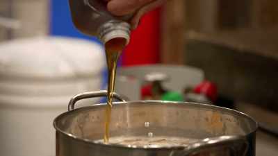 So he's going to infuse
in flavors in there, - Moonshiners: Master Distiller