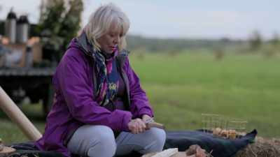 -- So, holding the knife with
a nice strong fist. -- Yeah. - Extraordinary Escapes with Sandi Toksvig