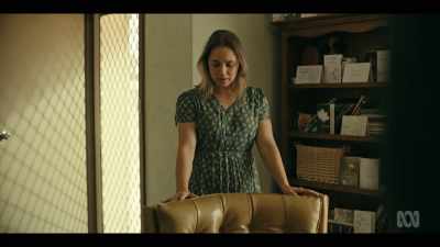 So, I dragged this poxy
chair all the way back here. - Mystery Road: Origin