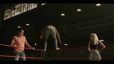 So I get up the top
turnbuckle here, - Heels