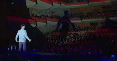 So I just see a giant shadow
walking towards me, - Hasan Minhaj: Homecoming King