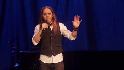 So, I just want to make it clear
from the outset - Tim Minchin: Back