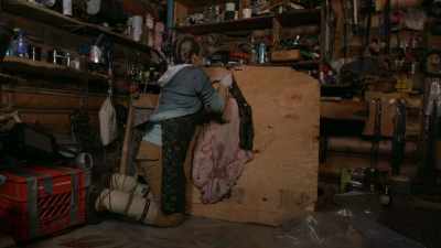 So I had lift this guy
up, balancing the hammer, - Life Below Zero: Next Generation