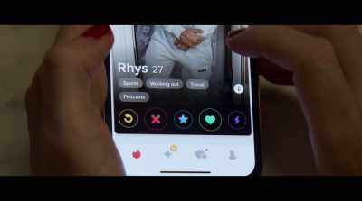 So I was swiping.
And then this guy comes up. - The Tinder Swindler
