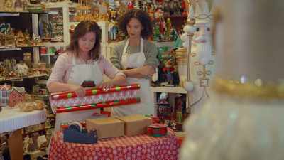So I want you to watch
and learn. - Make or Bake Christmas