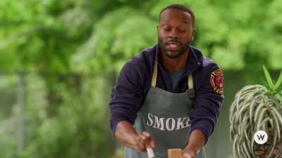 So I'm gonna walk around
and check everybody's sauces. - Love on Fire
