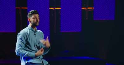 So I'm looking at her, like,
"Don't say anything. - Hasan Minhaj: Homecoming King