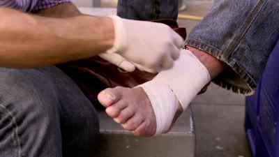 - SO I'M PUTTING ON SOMETHING
CALLED AN UNNA BOOT. - Royal Pains