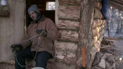 So, this is a chainsaw chain. - Life Below Zero: Next Generation