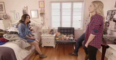 - So, this is your bedroom?
- This is it. - Lez Bomb