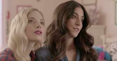 - So, this is your bedroom?
- This is my bedroom. - Lez Bomb