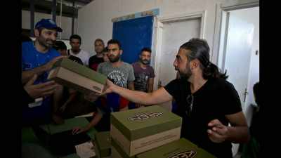 So this is how Everyday
Refugees Foundation started. - Photographer