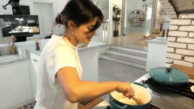 - So this is like a speedy ramen - Selena + Chef