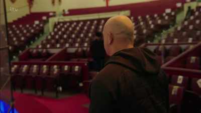 So, I've been invited
to go inside the cage. - Britain's Tiger Kings - On the Trail with Ross Kemp