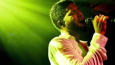 So jussie takes the stage
 and it's a good show, - Jussie Smollett: Anatomy of a Hoax