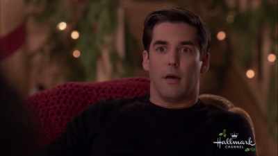 So she just runs the whole
place all by herself? - Christmas at Holly Lodge